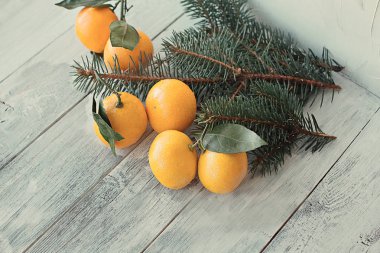 beyaz ahşap arka plan üzerinde yaprakları ile mandalina mandalina