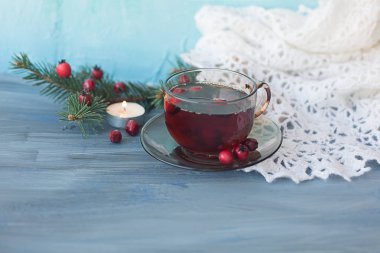 Noel tre ile kırmızı çilek ile gri bir masada bir fincan çay