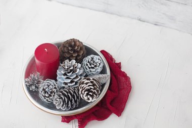 mum konileri ve serviette fabr ile kış noel natürmort