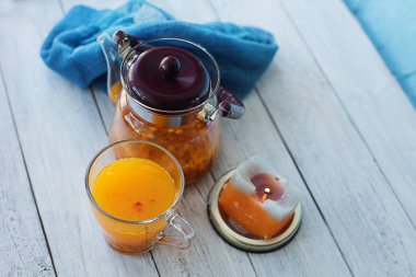 mumlar ile beyaz ahşap arka plan üzerinde deniz dikeni çay