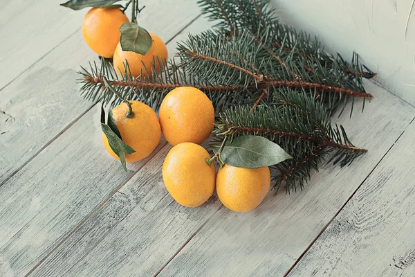 beyaz ahşap arka plan üzerinde yaprakları ile mandalina mandalina