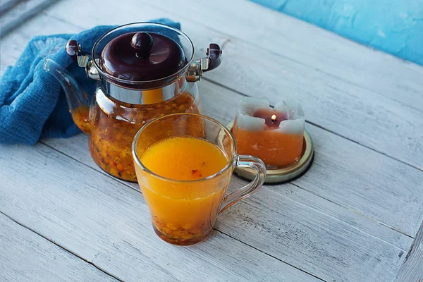 mumlar ile beyaz ahşap arka plan üzerinde deniz dikeni çay