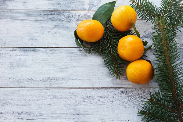 beyaz ahşap arka plan üzerinde yaprakları ile mandalina mandalina