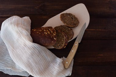 Bıçaklı bir standda taze pişmiş ev yapımı ekmek