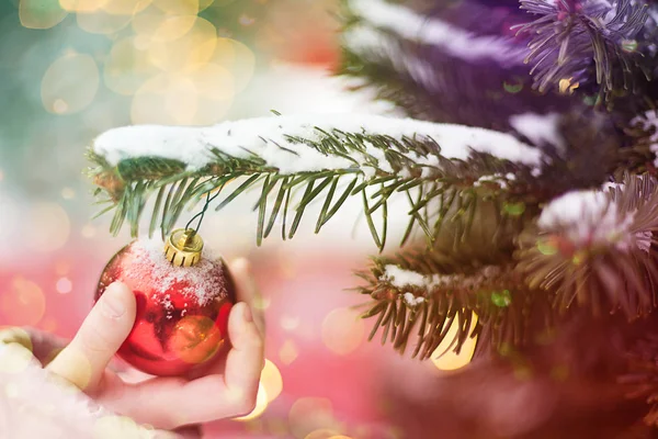 Çocukların elinde ağaç üzerinde Noel kompozisyon topu