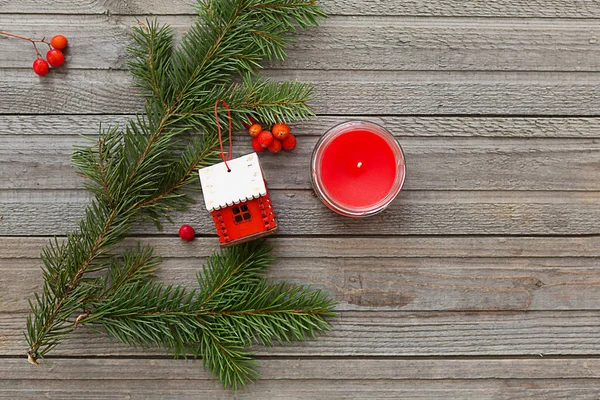 Weihnachtskomposition mit Weihnachtsbaum, Kerzen und rotem Kerzenlicht — Stockfoto