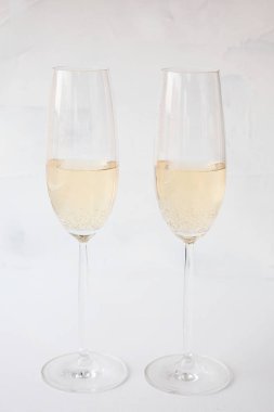 beyaz dokulu arka planda gözlük şampanya