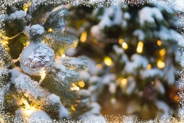 bir Noel ağacı topları ve gar ile kış Noel kompozisyon