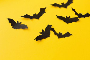 Cadılar Bayramı süsleri. Sarı arka plandaki yarasalar.