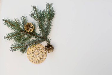 Noel kompozisyonu. Altın renkli kozalaklı çam dalları ve...