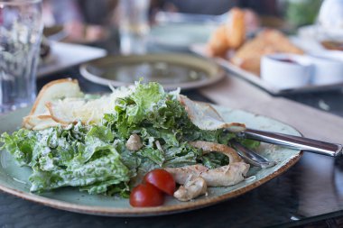 Tavuk ve domatesli mayonez soslu salata.