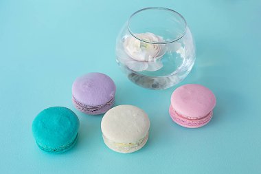 Mavi desenli arka planda rengarenk badem kurabiyeleri.