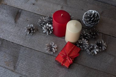 Ahşap bir backgro üzerinde mumlar ve koniler ile Noel kompozisyon