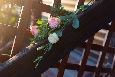 Tahta bir arka planda, güneşte bir buket çiçek..