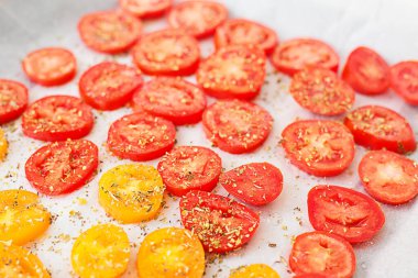 Baharatlı kırmızı ve sarı domatesler. Model ve projeniz için minimalist bir konsept. Seçici odak.