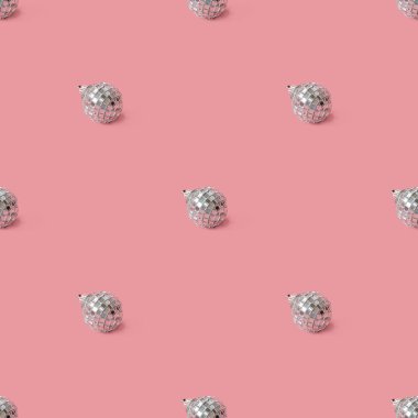 Noel kompozisyonu. Pembe arka planda ayna küçük topu. Noel ağacının süslemesi. Fotoğraf kolajı, kusursuz desen