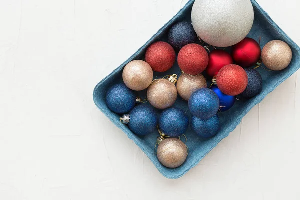 Conjunto Decoraciones Multicolores Del Árbol Navidad Una Caja Sobre Fondo — Foto de Stock