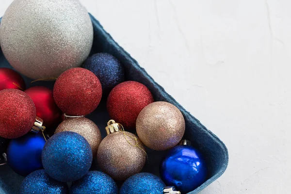 Set Von Bunten Christbaumschmuck Einer Box Großaufnahme Auf Einem Weißen — Stockfoto