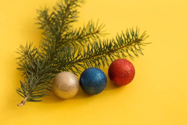 Una Rama Árbol Navidad Tres Bolas Brillantes Año Nuevo Una — Foto de Stock