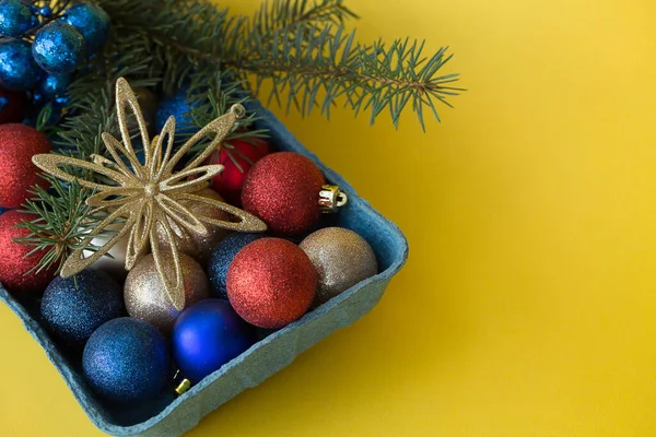 Ein Set Weihnachtsspielzeug Einer Schachtel Auf Gelbem Hintergrund Weihnachtskomposition Selektiver — Stockfoto