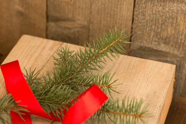 Weihnachtskomposition Weihnachtsbaumzweig Und Rotes Band Auf Einem Hölzernen Hintergrund Selektiver — Stockfoto