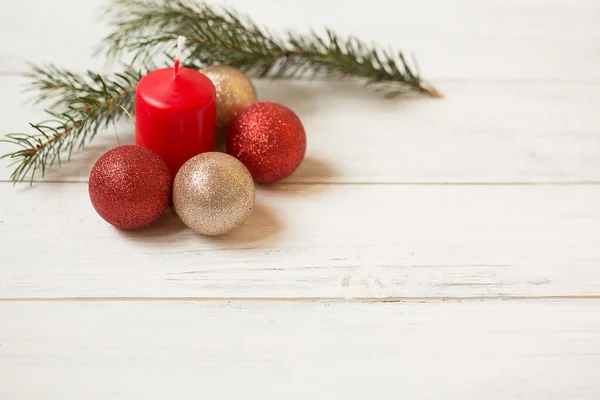 Composición Navideña Vela Árbol Navidad Decoraciones Sobre Fondo Madera Blanca — Foto de Stock