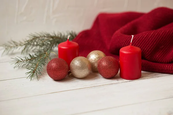 Composição Natal Vela Árvore Natal Decorações Xadrez Quente Fundo Madeira — Fotografia de Stock