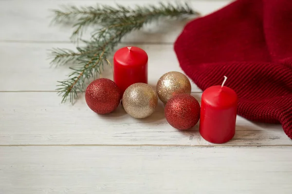 Weihnachtskomposition Kerze Weihnachtsbaum Dekoration Und Warmes Karo Auf Weißem Holzgrund — Stockfoto