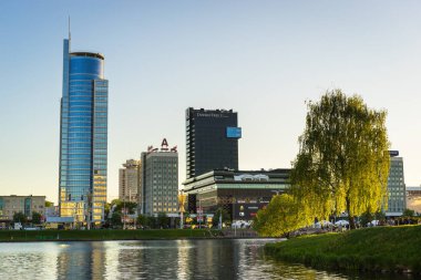Minsk, Beyaz Rusya - 7 Mayıs 2018: Minsk manzarası. Royal Plaza, otel Doubletree by Hilton ve Galleria Minsk alışveriş merkezi ile gün batımında Svislach nehir setin. Nemiga bahşı 