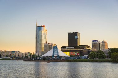 Minsk, Beyaz Rusya - 7 Mayıs 2018: Minsk manzarası. Royal Plaza, otel Doubletree by Hilton ve Galleria Minsk alışveriş merkezi ile gün batımında Svislach nehir setin. Nemiga bahşı