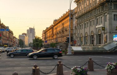 Minsk, Beyaz Rusya - 30 Mayıs 2018: Minsk Şehir merkezi. Akşam saatlerinde Bağımsızlık Bulvarı'nda trafik. Ünlü turistik yer.