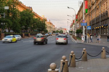 Minsk, Beyaz Rusya - 30 Mayıs 2018: Minsk Şehir merkezi. Akşam Lenina Caddesi'nde trafik. Ünlü turistik yer.