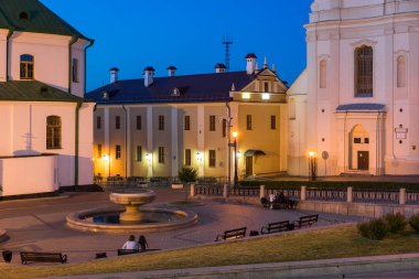 Minsk, Beyaz Rusya - 31 Mayıs 2018: Gece Minsk Tarihi Merkezi. Kutsal Ruh Katedrali, Manastyrski Hotel ve eski Basilian manastırı ile Ünlü Özgürlük Meydanı.
