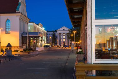 Minsk, Beyaz Rusya - 31 Mayıs 2018: Minsk Şehrinin tarihi merkezi. Ünlü Özgürlük Meydanı, Gece Konser Salonu ve Devlet Müzik Akademisi, Yukarı Şehir ile aydınlatıldı.