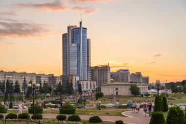 Minsk, Beyaz Rusya - 2 Haziran 2018: Royal Plaza iş merkezi ile gün batımında Ünlü Pobediteley Avenue Nemiga, Minsk şehir merkezinden görüntülendi.