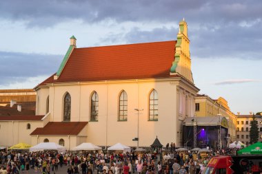 Minsk, Beyaz Rusya - 2 Haziran 2018: Çocuk Filarmoni Konser Salonu ile Minsk City'nin tarihi merkezi. Ünlü Svobody meydanı hafta sonu festivali, Upper Town sırasında kalabalık.