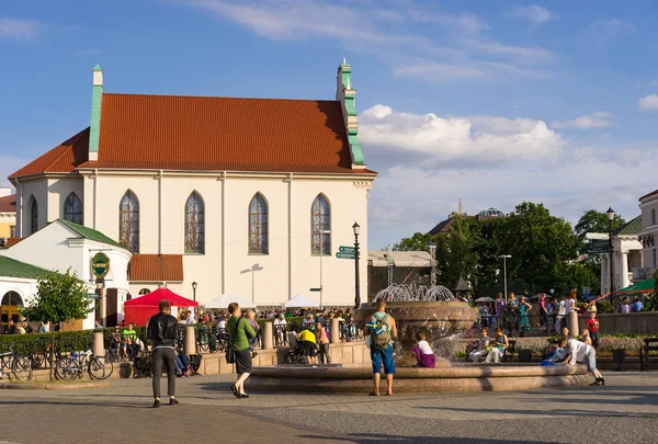 ミンスク ベラルーシ 6月2 2018 子供のフィルハーモニーコンサートホールとミンスク市の歴史的中心部 有名なスボボディ広場は スウェーデンの週末の祭りの日の間に混雑しています — ストック写真