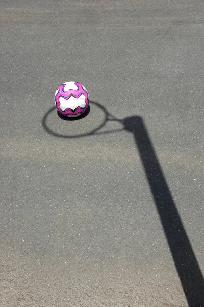 Yere netball hoop gölgesinde istirahat netball