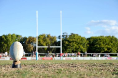 Rugby kaleler mavi gökyüzü karşı