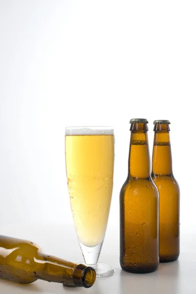 Bira cam ve şişe beyaz bir arka plan