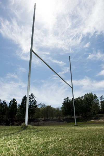 Rugby kaleler mavi gökyüzü karşı