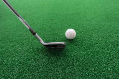Golf Kulübü ve suni çim mat bir uygulama mesafeden topa.
