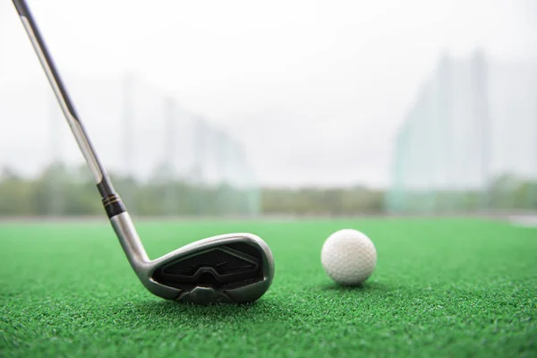 Golf Kulübü ve suni çim mat bir uygulama mesafeden topa.