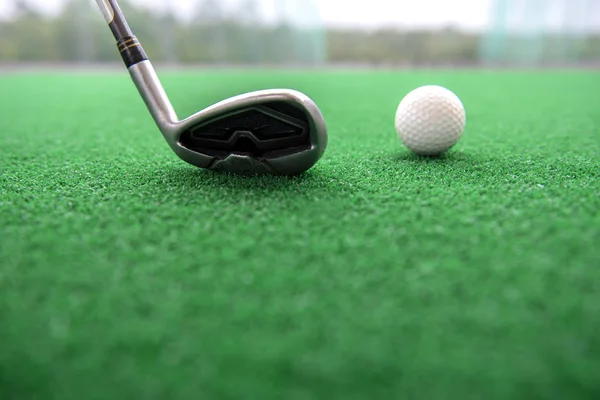 Golf Clube Bola Tapete Grama Sintética Uma Faixa Prática — Fotografia de Stock