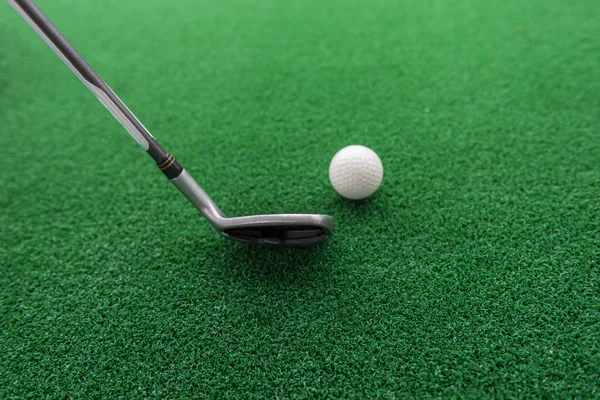 Golf Kulübü ve suni çim mat bir uygulama mesafeden topa.