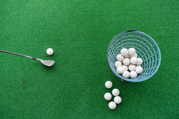 高尔夫俱乐部和球在一个合成草垫在练习范围 — 图库照片