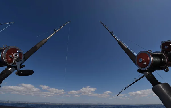 Bir tekne balıkçılık çubuklar