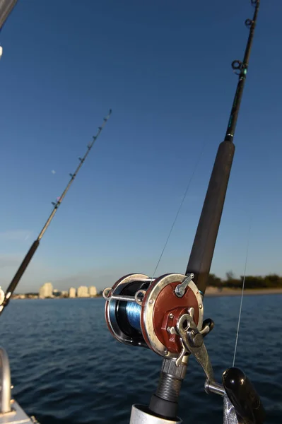 Bir tekne balıkçılık çubuklar