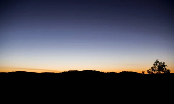 Tramonto Sulle Montagne Sagomate Con Cielo Blu Arancione — Foto Stock