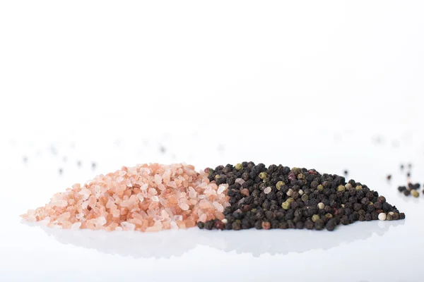 Himalaya kaya tuzu ve karabiber, beyaz bir arka plan karşı ayarla.
